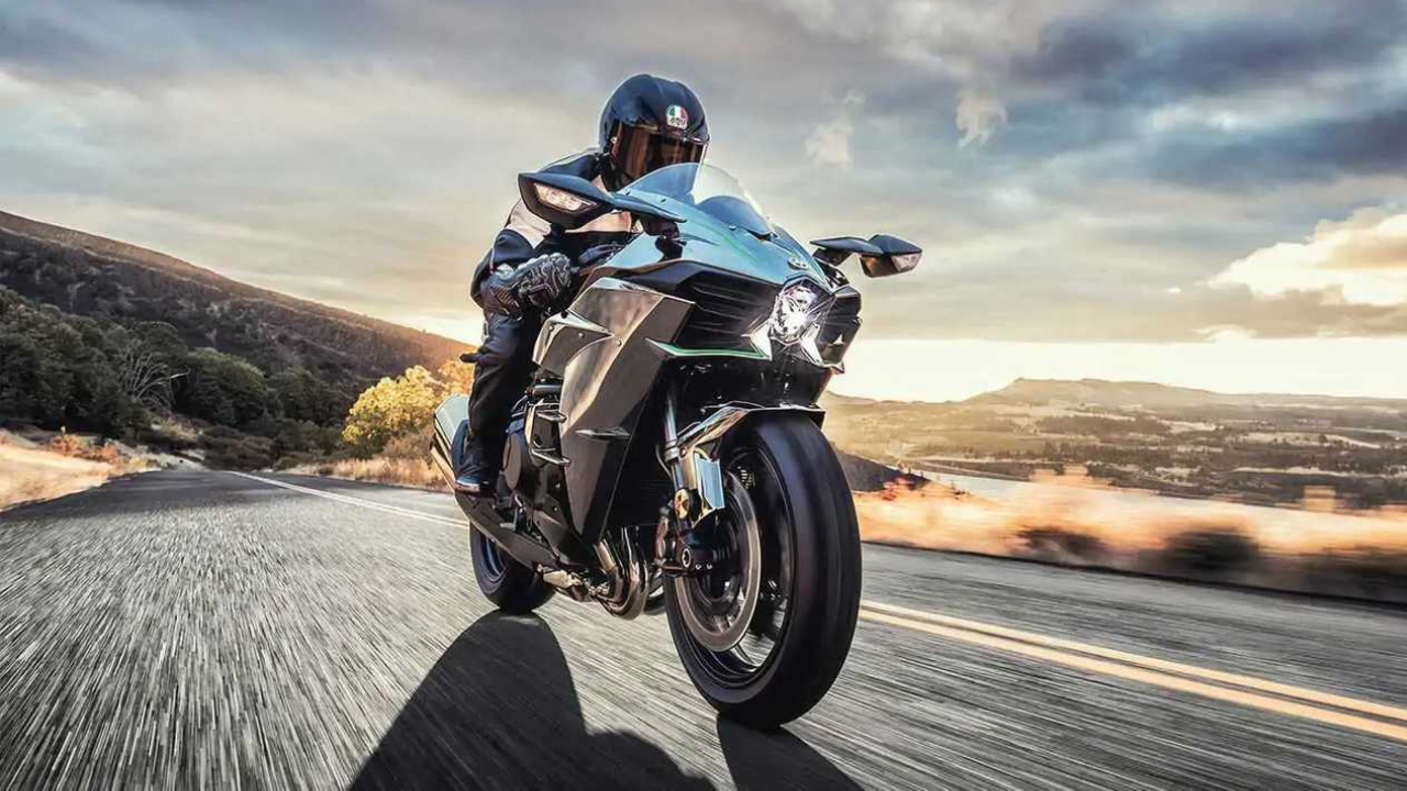 2. Kawasaki Ninja H2 – Street‑Legal Speed Champion